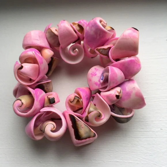 Pink Curly Conch Shell Stretch Bracelet - Picture 4 of 10